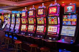 Myanmar ကစားသမားများ online slots ကစားနေသောမြင်ကွင်း